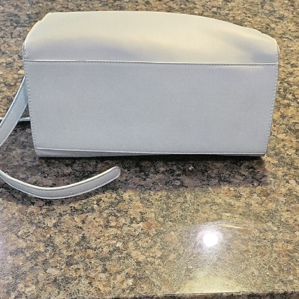 Moda Luxe Powder Blue Shoulder Bag with Gold Accents & Modern Elegance - Picture 4 of 10